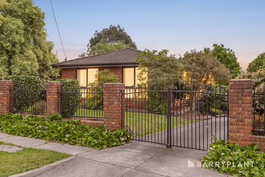 Bayswater North 3ਬੈੱਡਰੂਮ Space, security and family comfort in canterbury gardens.