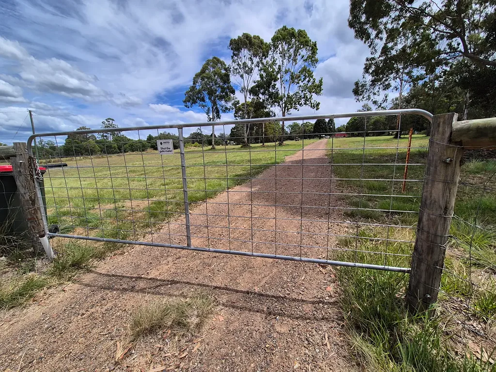 Blackbutt North 一英亩土地宝藏 距镇仅两分钟 坡度平缓易建 电力接前边界 宁静乡村氛围 空间隐私兼备 One Acre of Opportunity, Two Minutes from Town