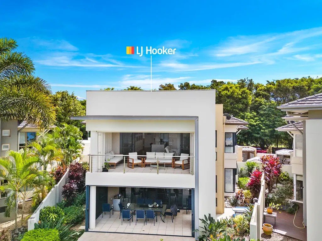 Hope Island 3침실 Luxurious, Low-Maintenance Living Located in The Lakes