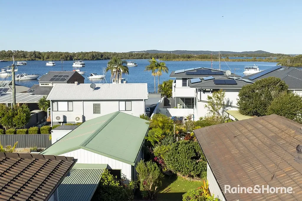 Marks Point 4ਬੈੱਡਰੂਮ Stunning Character Property in Marks Point - A Must See!