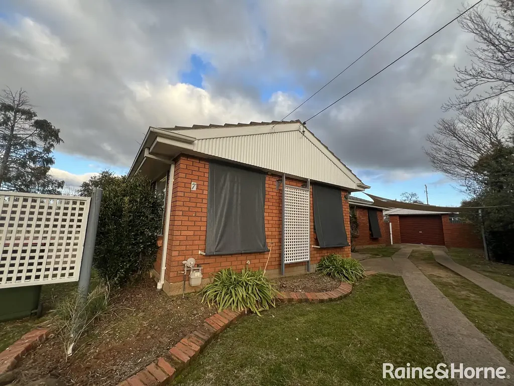 Centrally located 3 or 4 Bedroom Family Home in a Quiet Cul-De-Sac