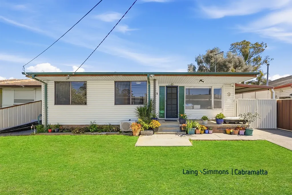 Warwick Farm 5Kwarto A VERSATILE FAMILY HOME WITH DEVELOPMENT POTENTIAL ON 607SQM