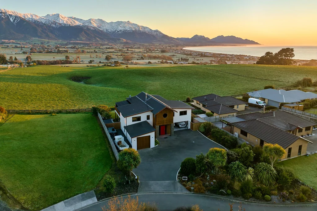 Kaikoura 4房  First class home with first class views!