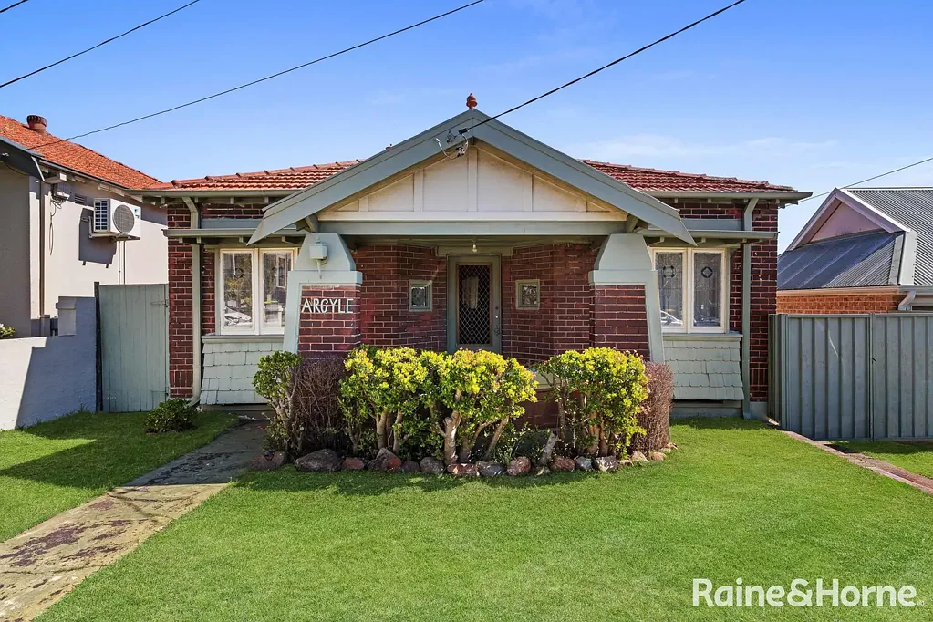 Earlwood 3कमरा Character-Filled Californian Bungalow Positioned Across Two Lots