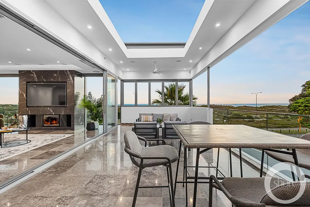 City Beach 5chambre Luxury Oceanfront Residence | "1/4 Acre Home on 1/4 Acre Lot"