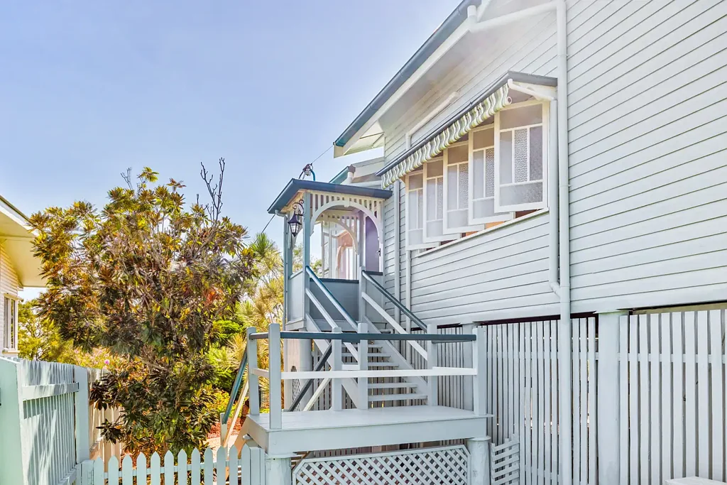 Point Vernon 3房  A Timeless Coastal Classic on the Waterfront