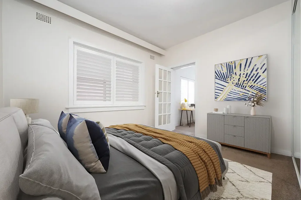 Renovated Art Deco Apartment Moments from the Harbour
