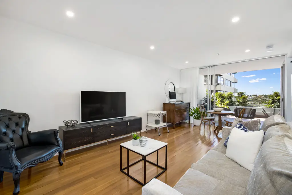 Bondi Junction 1房 阳光明媚 安全便利 带海港景观 时尚设计 大露台户外娱乐 Smeg厨房 内置储物空间 共用屋顶花园 便利商店齐全 A Designer Sanctuary With A North-Facing Terrace