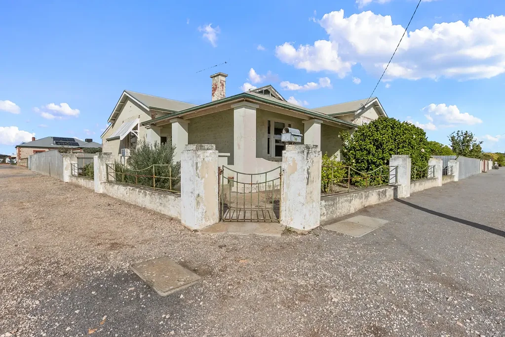 Minlaton 2房  Character, charm & huge potential in central Minlaton