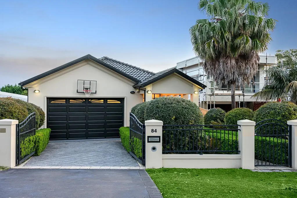 Sylvania 5房 双砖混凝土结构 765.1sqm土地 挑高3.7米天花板 Bosch家电 儿童友好后院 邻近公园学校 Southgate购物中心 A quality home of grand proportions offered for the very first time