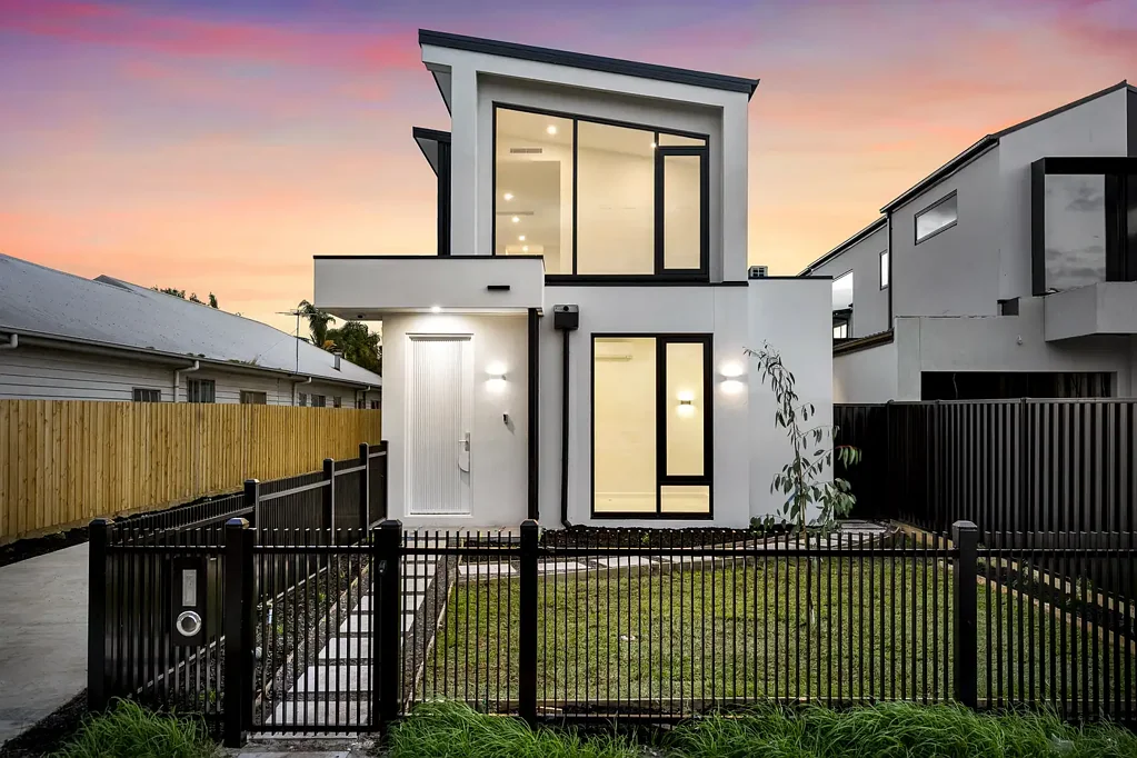 Carrum 3房 河畔豪华联排 三卧三卫 双车库 巨大庭院 SMEG电器 七星级能源 3米高顶 Riverside prestige, built July 2026 - offers close August 16