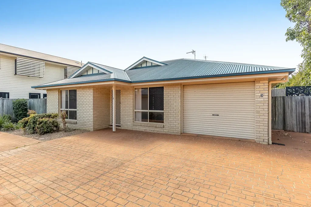 Private 3 Bedroom Unit in Sought After Centenary Heights Location!