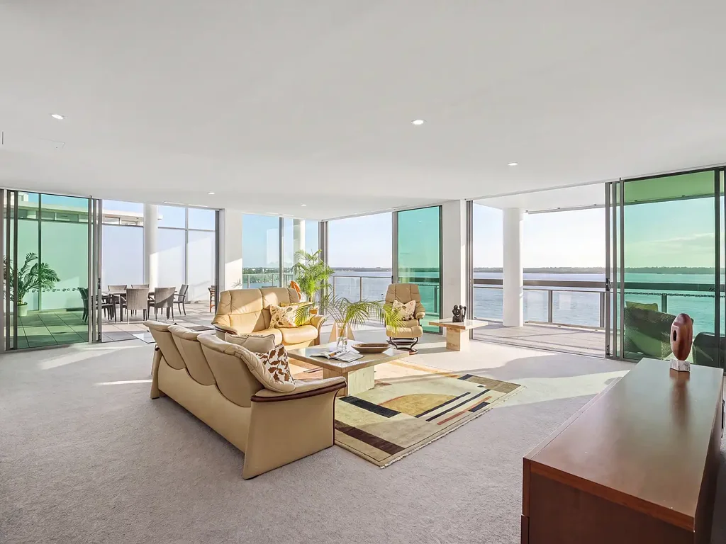 Paradise Point 3房  Refined Coastal Luxury  with Spectacular North-East Broadwater views!