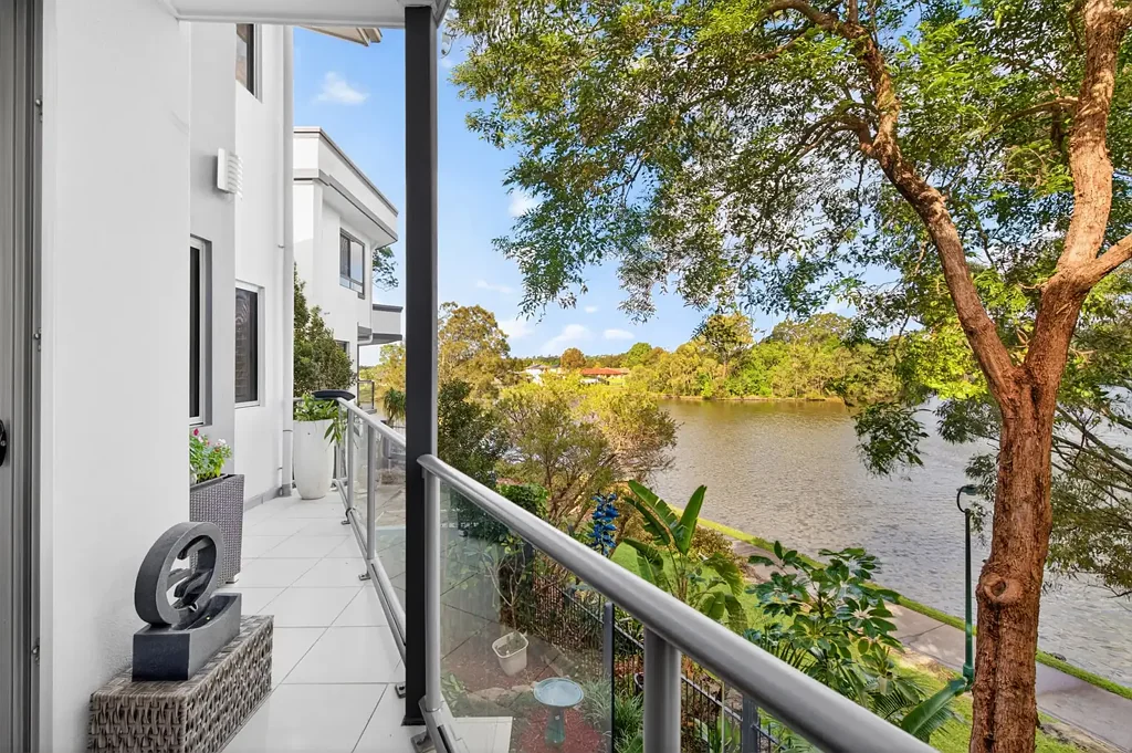 Varsity Lakes 5Moenga House-sized waterfront low-maintenance villa, genuine dual living, boutique enclave of 3