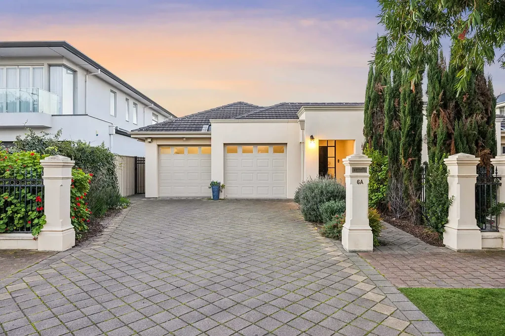 Glenelg North 3Phòng ngủ Spacious Family Living with Multiple Living Zones in a Coveted Coastal Setting