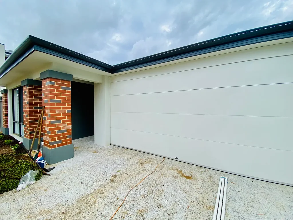 NEAR NEW MODERN PROPERTY