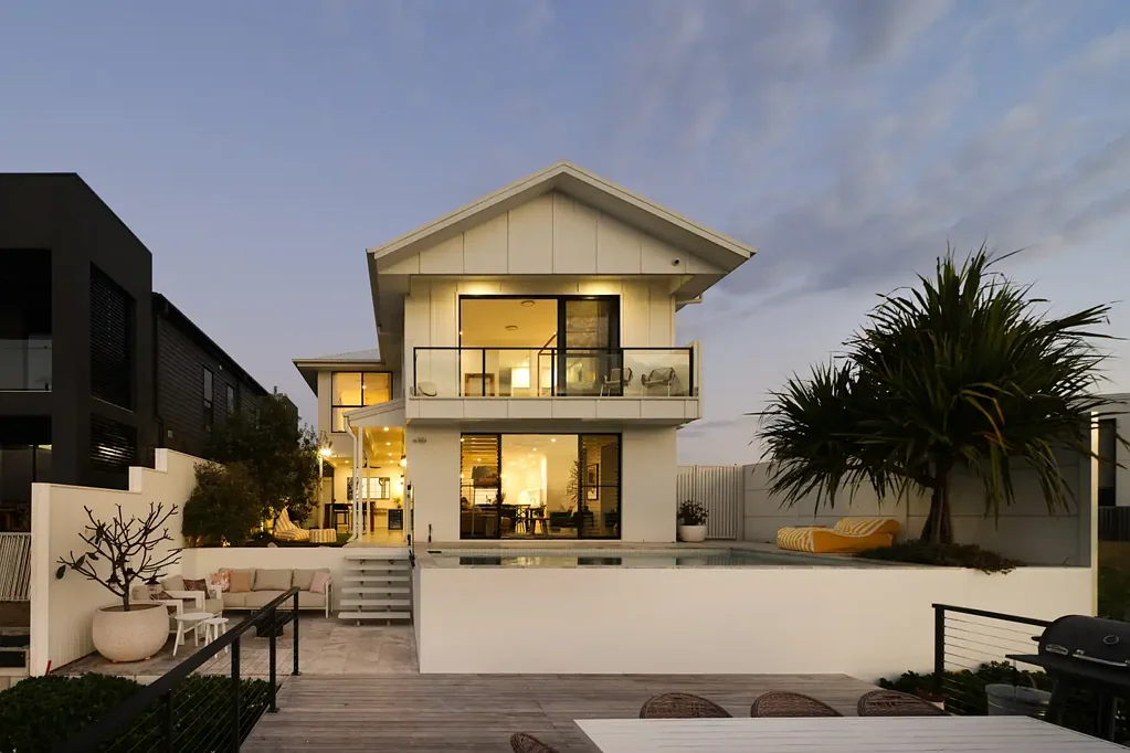 Newport 5房  傲人的滨水生活，配有12米浮桥和深水湾通道  PRESTIGE WATERFRONT LIVING WITH 12M PONTOON AND DEEP WATER BAY ACCESS