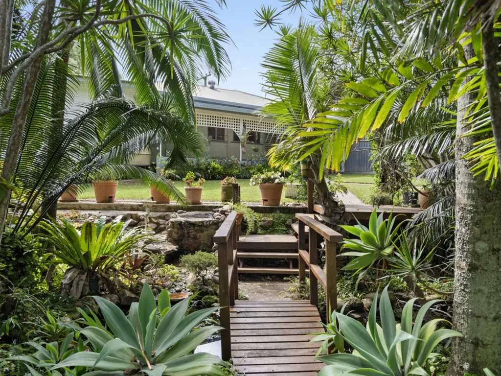 Nambour 4房  Almost Half Acre, Location Perfect