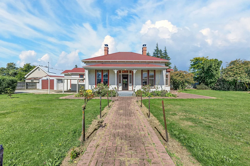 Darfield 4 Slaapkamer Character-rich home in prime location