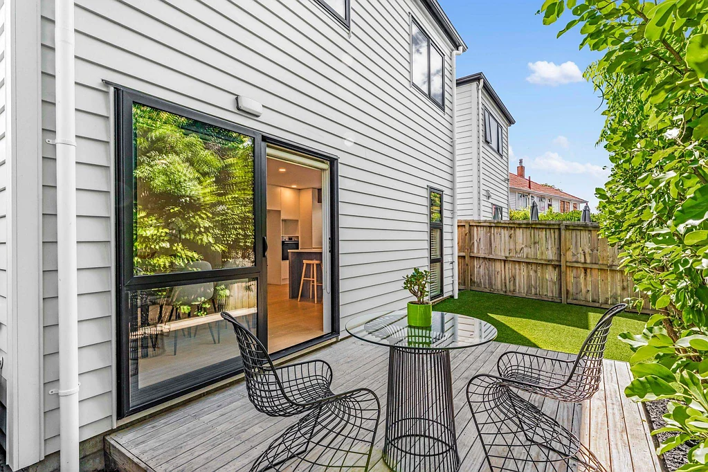 Waiotaiki Bay 3房  Vendor Says Sell!  3 Bed, 2 Living, Below $1,35m