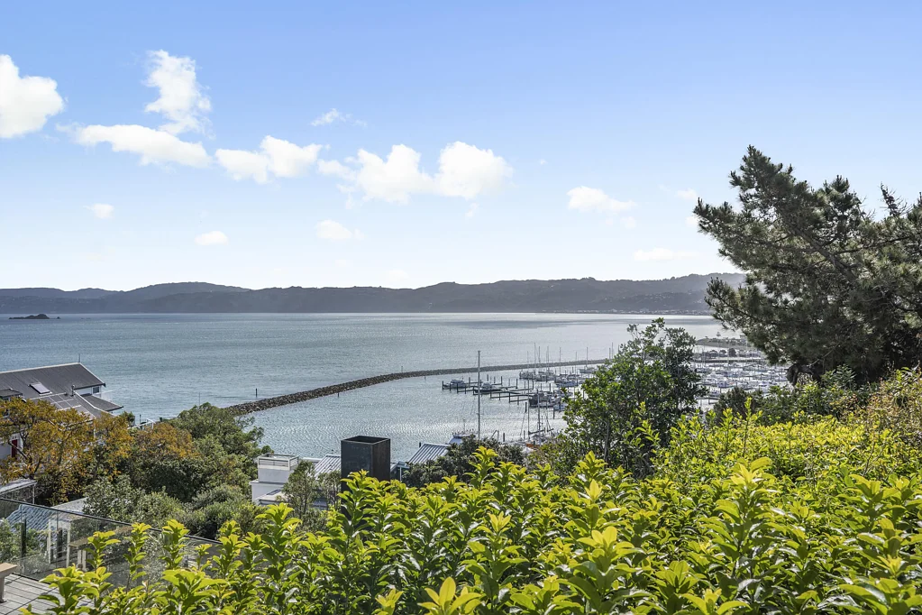 Point Howard 2침실 Much-Loved Family Home with Panoramic Harbour View