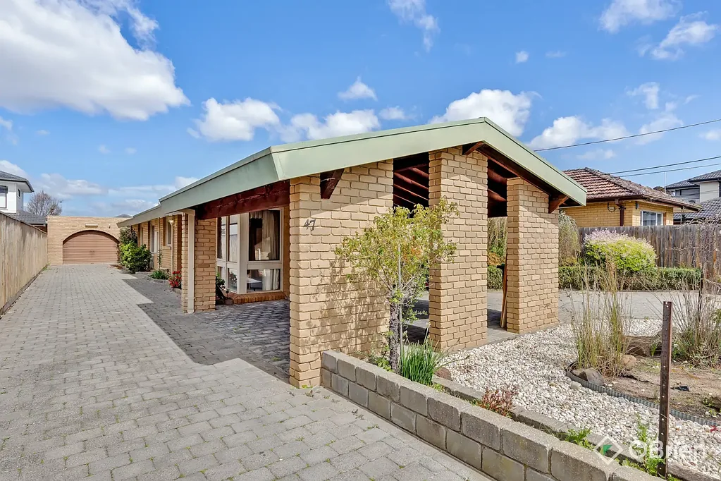 St Albans 3房 St Albans黄金地段 737m²阔地 三卧带Ensuite 高挑空客厅 双车库车位 步行大学商圈 Grand Family Home On 737m² Allotment