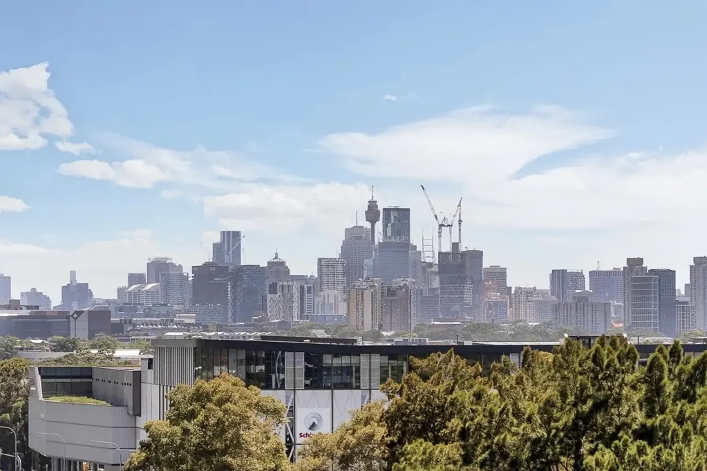 Mascot 2Moenga Contemporary Corner Apartment with Expansive Wrap-Around Balcony & City Views