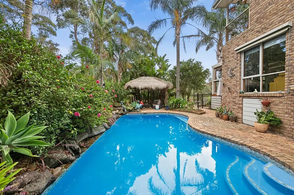 Dingley Village 5房 宽敞分层五卧室，3.5浴室家庭住宅
靠近商店、公共交通、学校
大教堂天花板、落地玻璃窗
太阳能加热盐水游泳池
巨大的家庭活动室、开放式壁炉
带阳台的主卧套房
太阳能电池供电的空调系统
热带环境、巴厘岛小屋
双车自动车库、地下储藏室
黄金地段、豪华灵活生活方式 A family classic