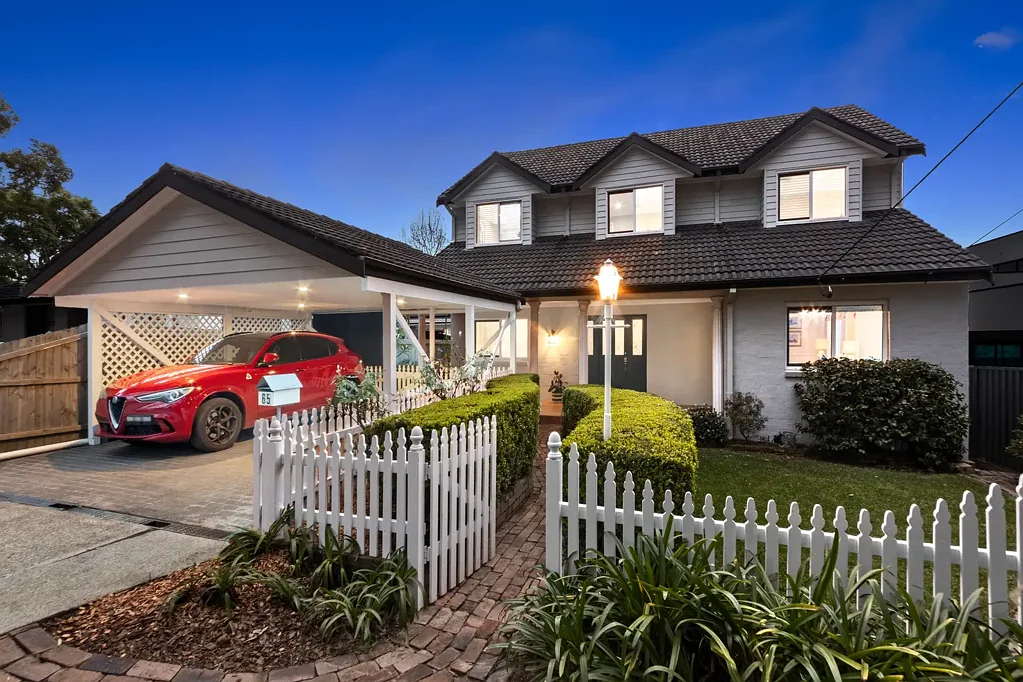 Thornleigh 5Kwarto Hamptons poolside elegance, complete with a freestanding studio