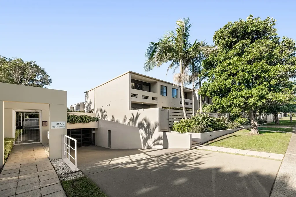 Mona Vale 3ห้องนอน Contemporary Coastal Townhome in a Prime Mona Vale Location