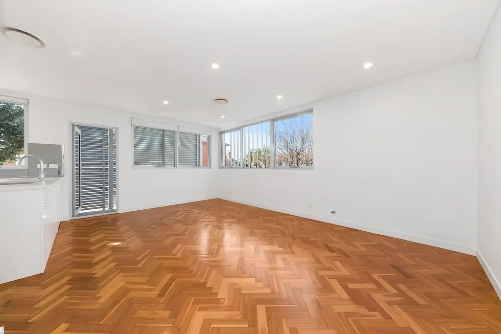 DEPOSIT TAKEN - STYLISH THREE BEDROOM GARDEN APARTMENT!