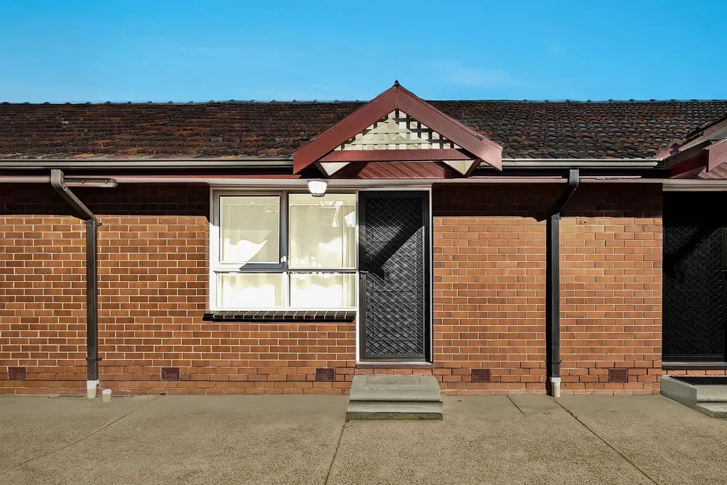 Newport 1 Bedroom Park Facing & Central Newport!