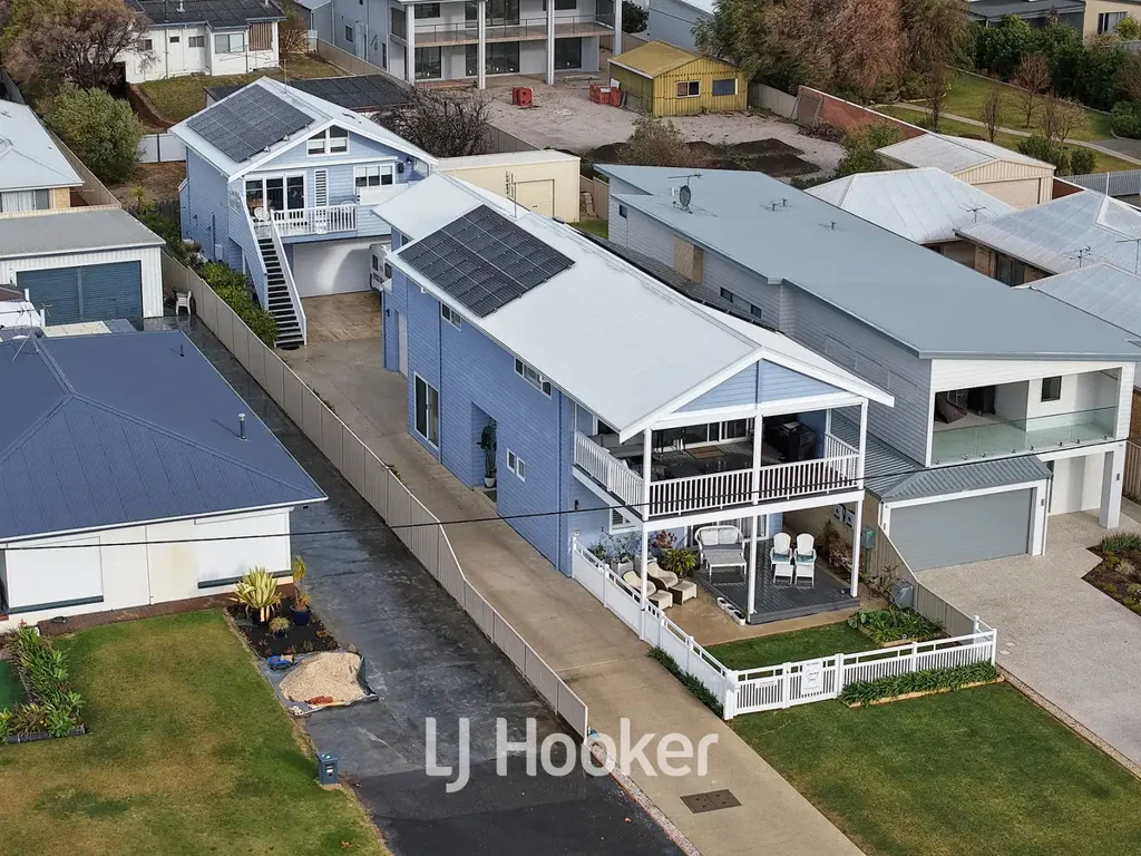 Geographe 5 Slaapkamer Hamptons Style Living by the Sea with Premium Dual Residence - Designer Front Ho