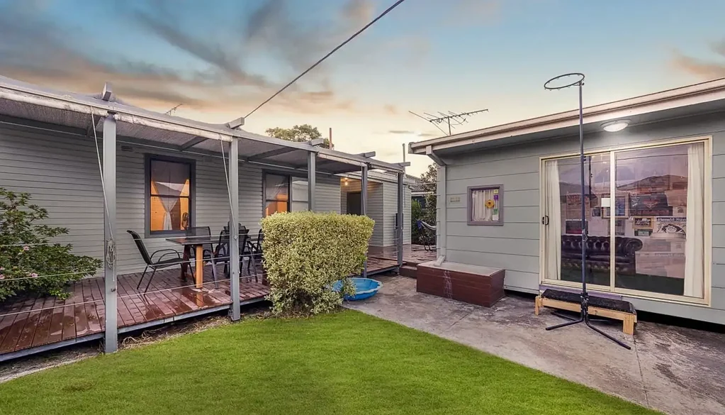 Braybrook 4ਬੈੱਡਰੂਮ Rare Opportunity | Dual Living on a Massive 451m² Allotment