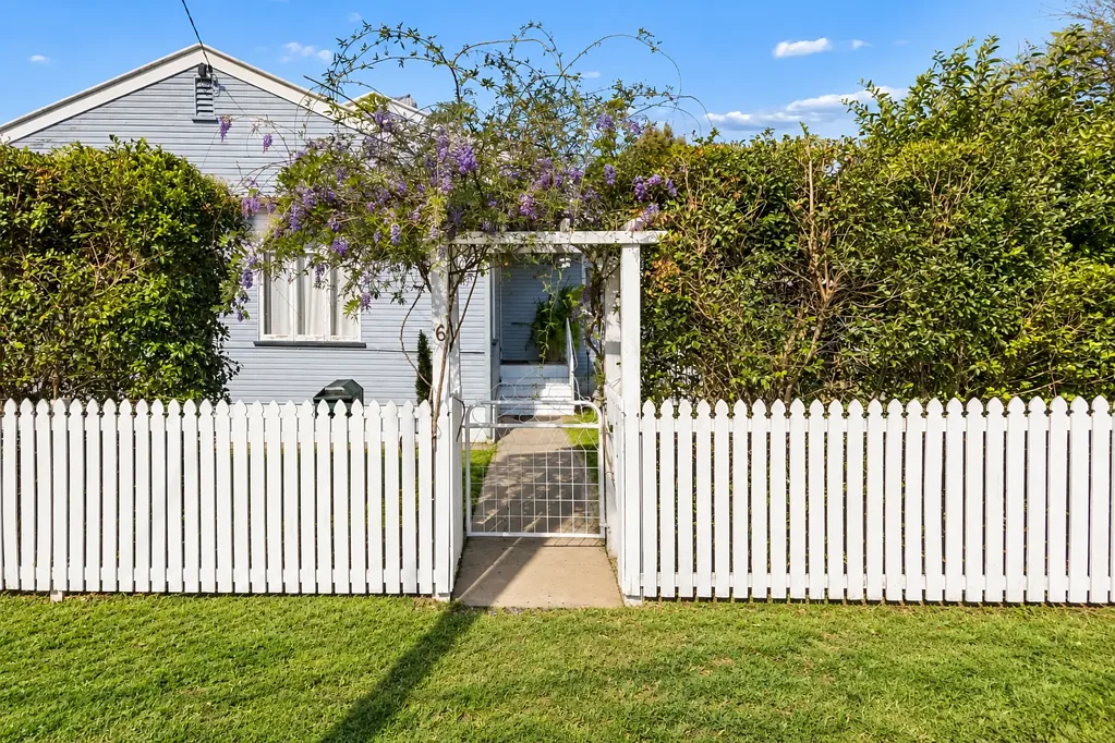 Silkstone 2બેડરૂમ Charming Post-War Cottage with Space, Character & Endless Potential