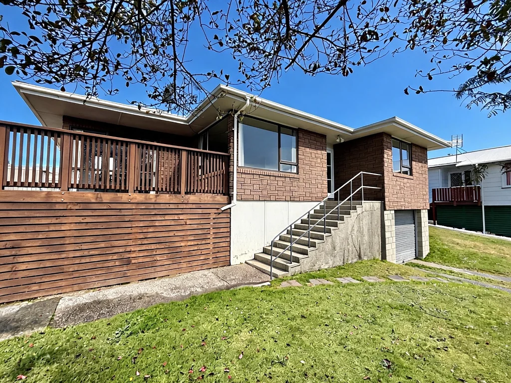 Tokoroa 3房  Sun soaked living by the lake
