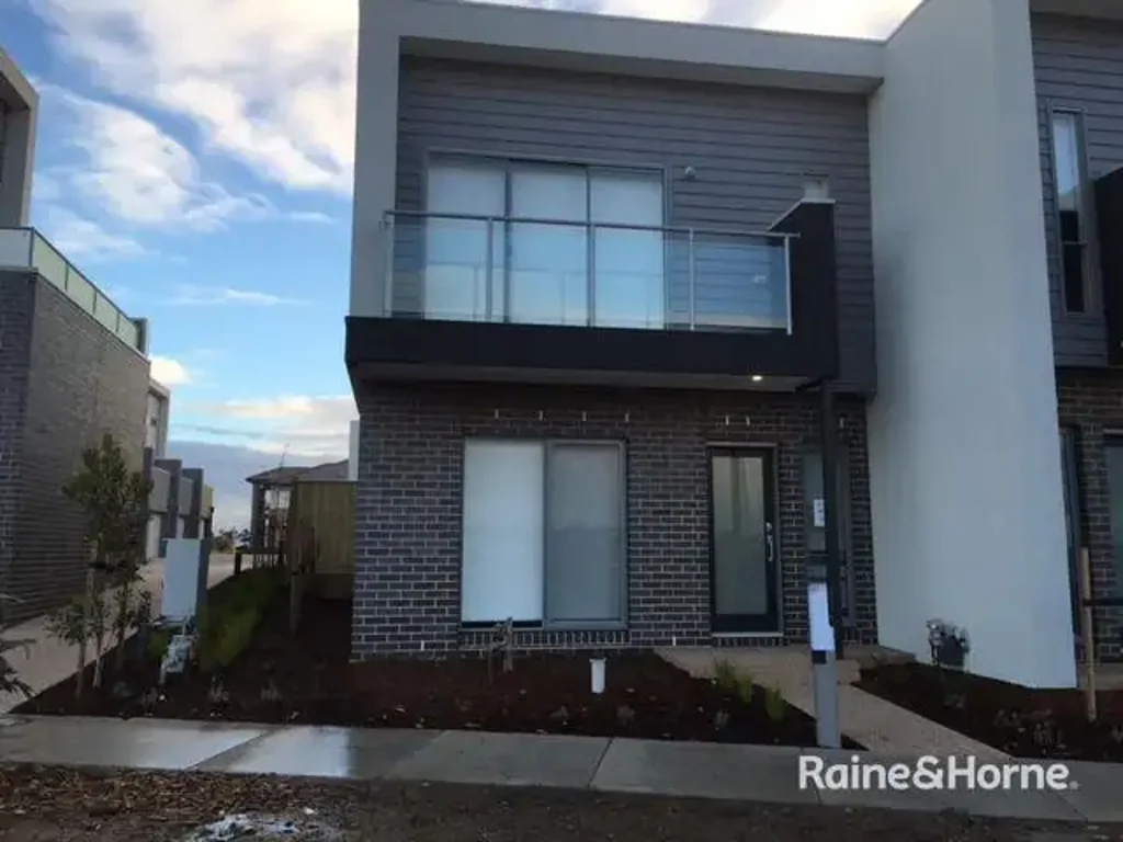 Splendid 3Br Townhouse in Williams Landing!