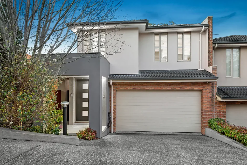 Templestowe Lower 3房 现代联排别墅 精心设计空间 高天花板采光 充足生活区域 私人休息室 开敞式厨房 遮盖露台 三卧两浴 主卧套房步入式衣柜 燃气供暖 分体空调 木地板 双车位车库 交通便利 购物中心近 学校学区 开放绿地 Where Modern Design Meets Effortless Lifestyle