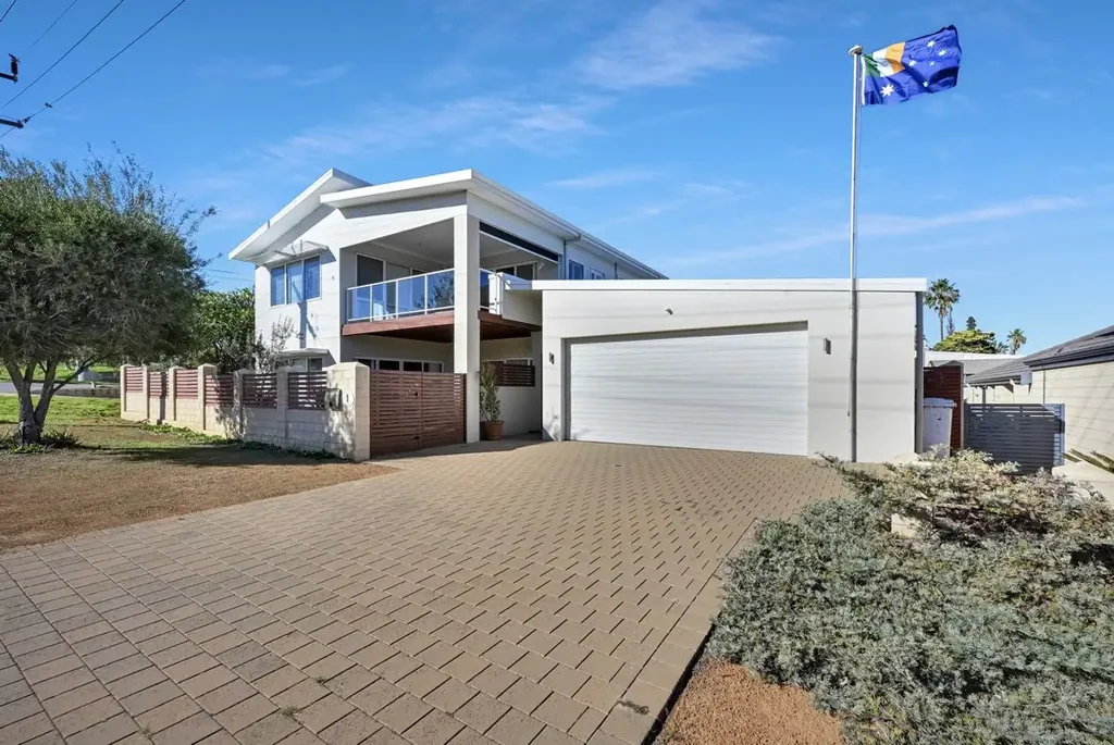 Bluff Point 3房  Coastal Living at Its Finest – Just 200m to the Beach!