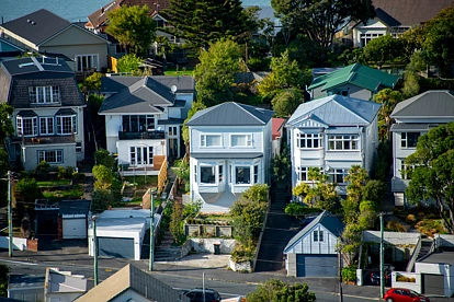 12月8日新西兰房地产与财经新闻汇总-政治民调反转、房价分化、股市防御性板块走强