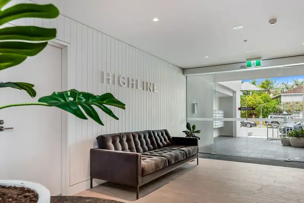 Air-conditioned 1 Bedroom Apartment - walk to schools, bars/cafes, public transport and the Brisbane River