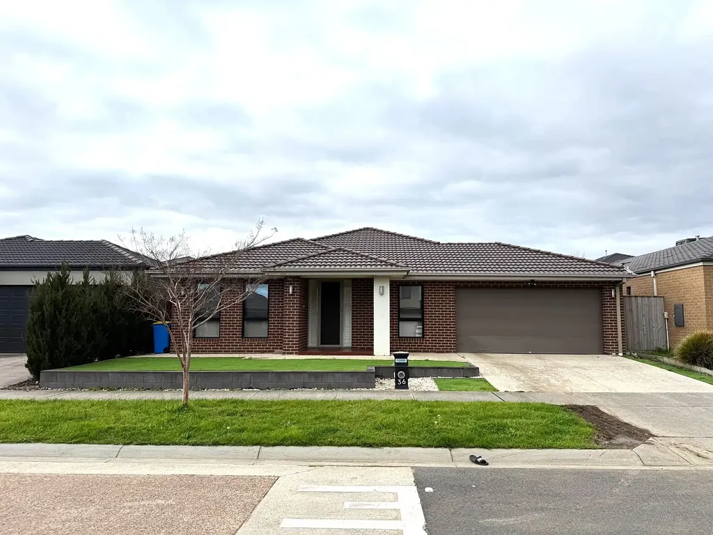 Spacious Family Living in Prestigious Lyndhurst!!