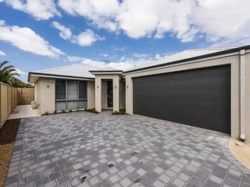 CONTEMPORARY COMFORT IN THE HEART OF BRENTWOOD