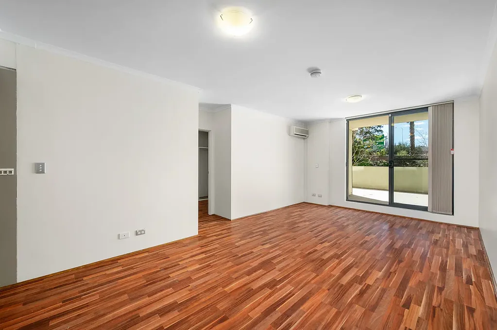 SPACIOUS ONE BEDROOM APARTMENT - LAMINATE TIMBER FLOORING THROUGHOUT