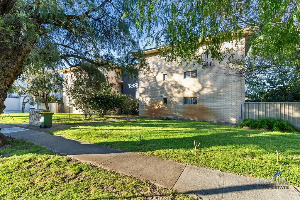 Enjoy the Beaufort Street lifestyle, close to buses, easy city access
