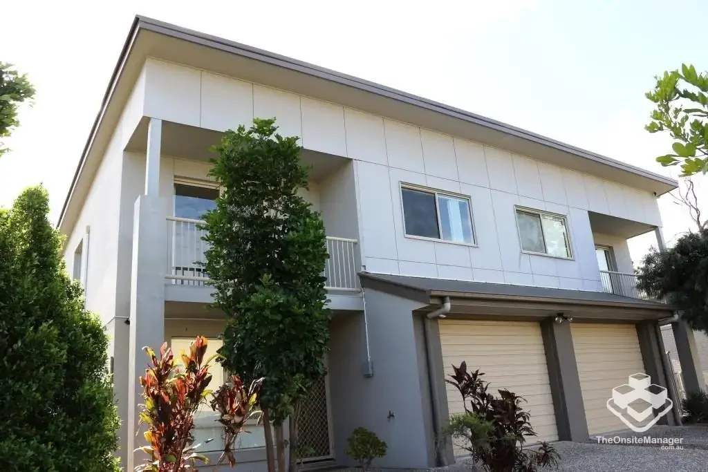 Beautiful Townhouse in Great Location! Available Now!