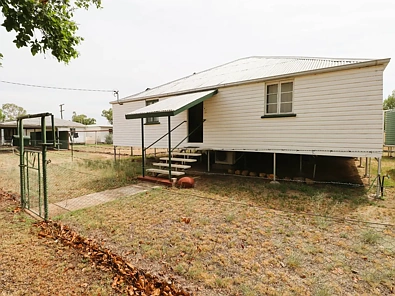 Mitchell 2房  Solid Queenslander on 1 Acre Block