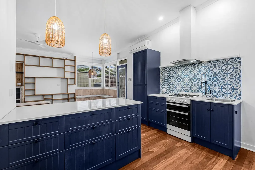 Rockingham 2Kwarto RARELY AVAILABLE COASTAL GEM — RENOVATED, PRIVATE AND MOMENTS FROM THE BEACH