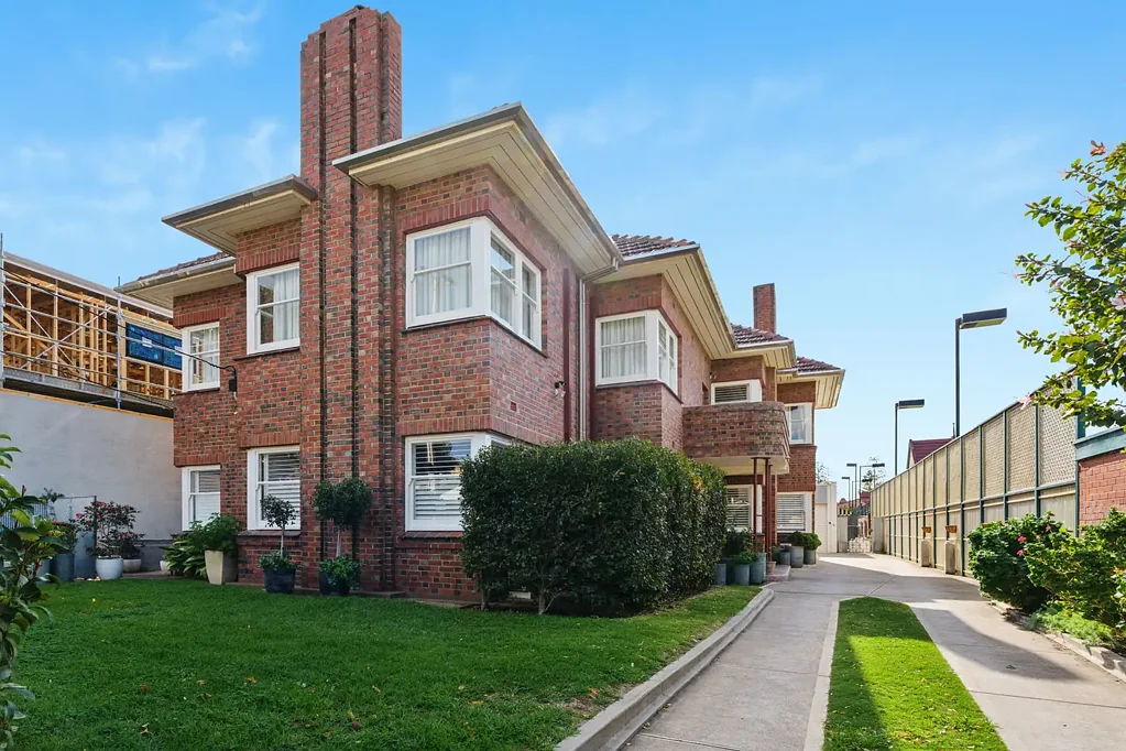 Glenelg South 2Zimmer A Seaside Stunner – Inside & Out
