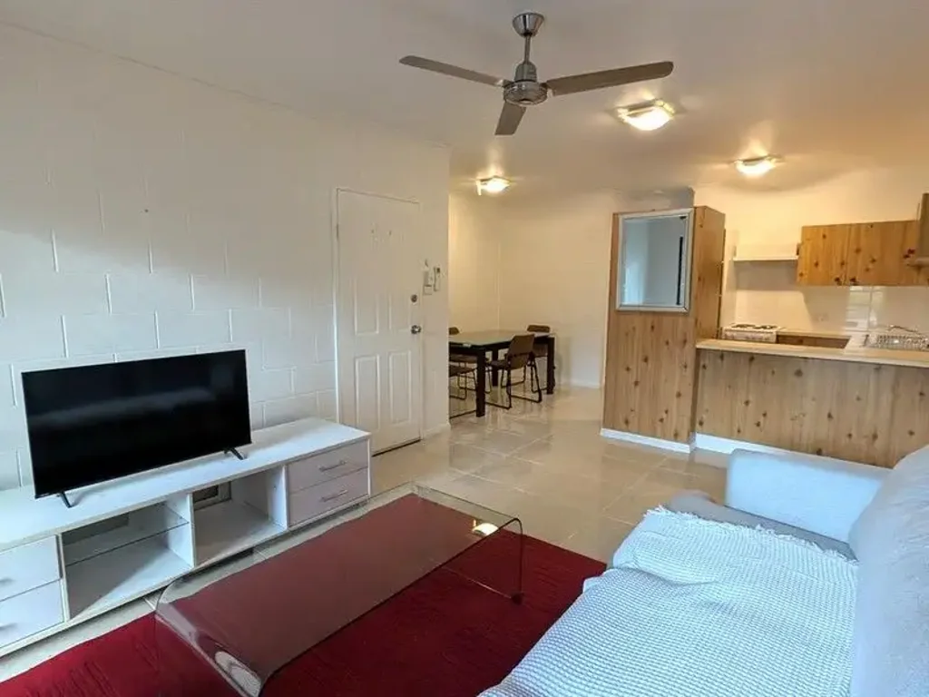 Manunda 1Kwarto Low-Maintenance Living with Pool, Patio & Parking